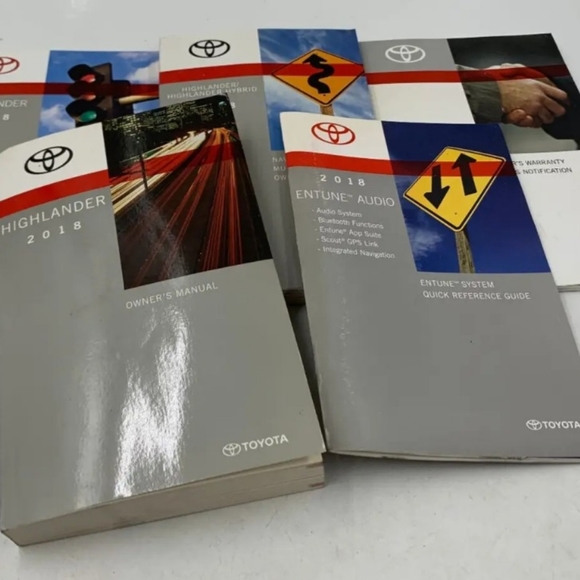 2018 Toyota Highlander Owners Manual Handbook with Case. Set of 5 Books - Picture 2 of 9
